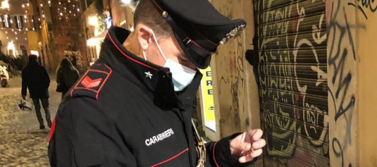 Carabinieri impegnati nei controlli al Pigneto (1)