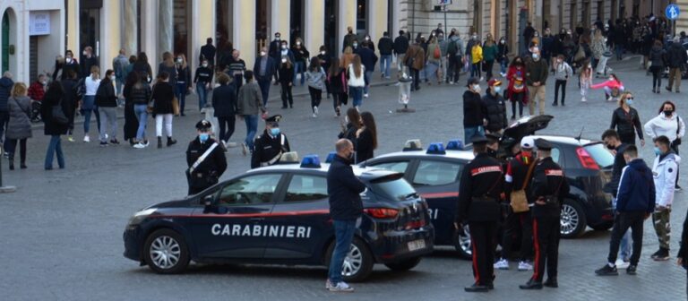 Controlli antiassembramento dei Carabinieri nel centro storico (1)