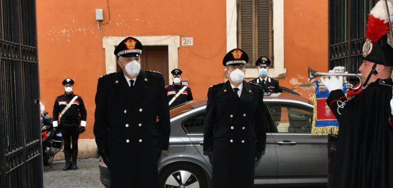 Da sinistra il Comandante dell'Arma Teo Luzi, ricevuto dal Generale Carmelo Burgio