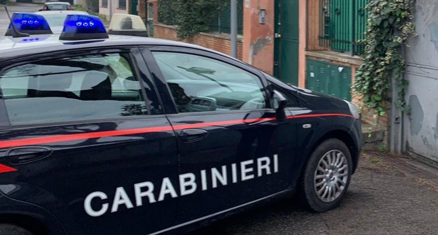 EUR - I Carabinieri davanti all'ingresso del locale (2)