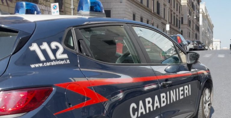 Una pattuglia dei Carabinieri in via Giolitti