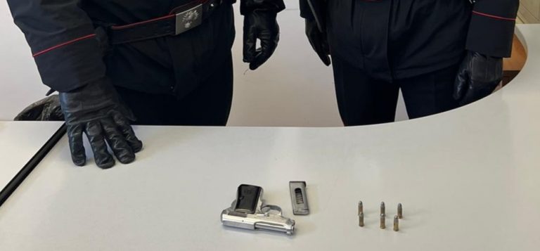 BRACCIANO - La pistola sequestrata dai Carabinieri