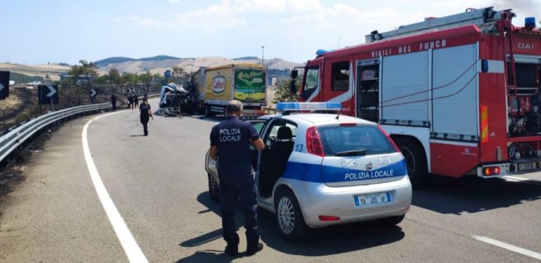 La drammatica immagine dell'incidente stradale (foto Genovese).Incidente_-1658147847458.jpg--incidente_tra_due_mezzi_pesanti_sulla_matera_ferrandina__due_morti