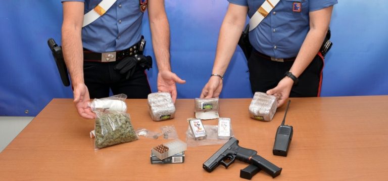 NRM - 1,8 kg di droga sequestrata e la pistola ritirata dai Carabinieri