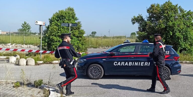 OSTIA - L'intervento dei Carabinieri per sversamento rifiuti (4)