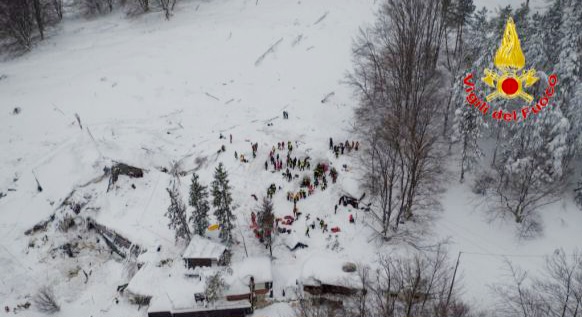 hotel-rigopiano-i-soccorsi-in-azione-visti-dal-drone-dei-vigili-del-fuoco-05